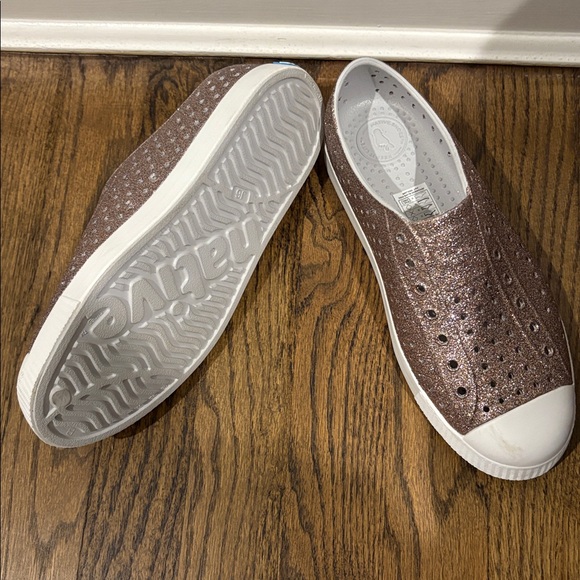 Native Jefferson Rose Pink Bling Women's size 6 Men's size 4 - Picture 2 of 3